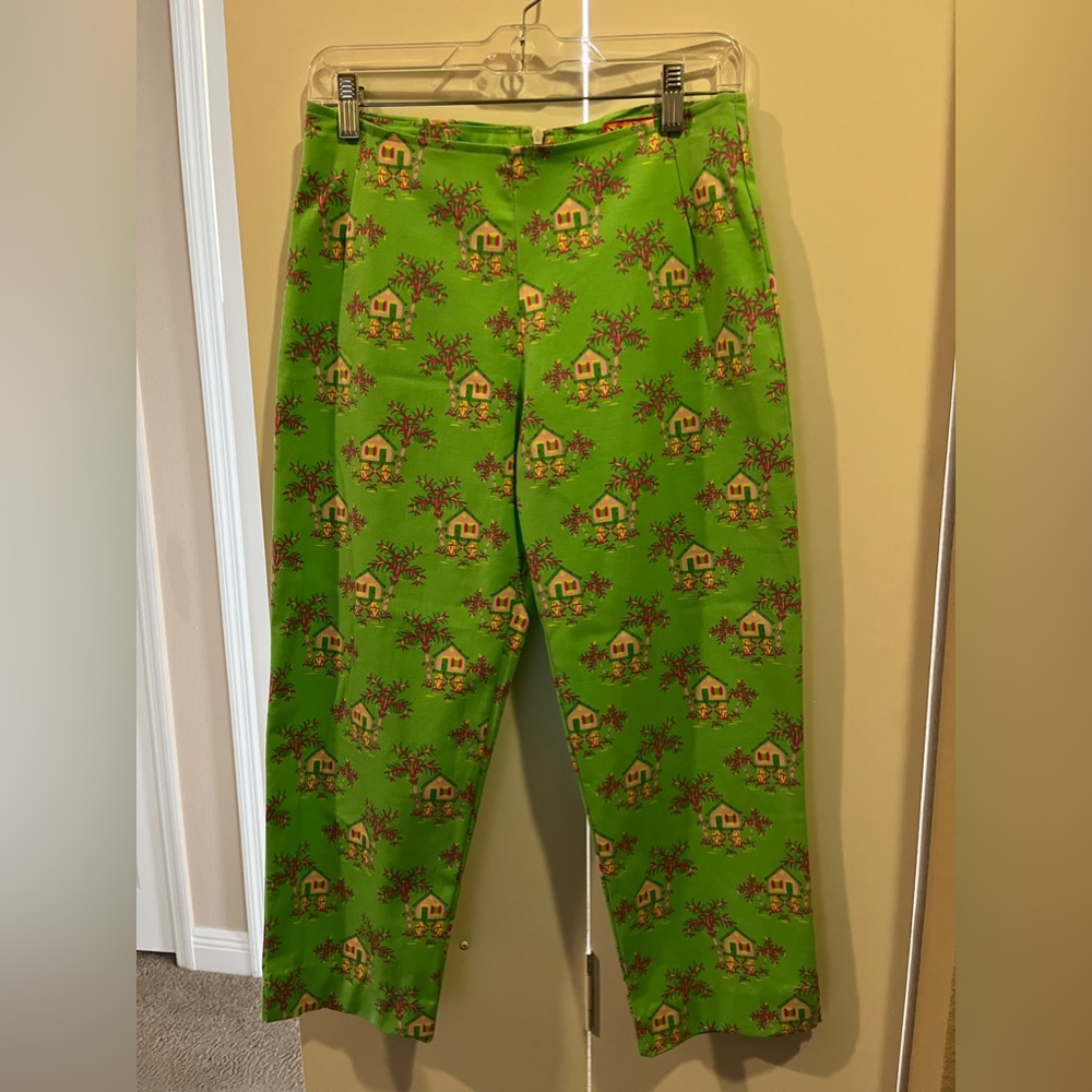 Cute chinoiserie print capri’s